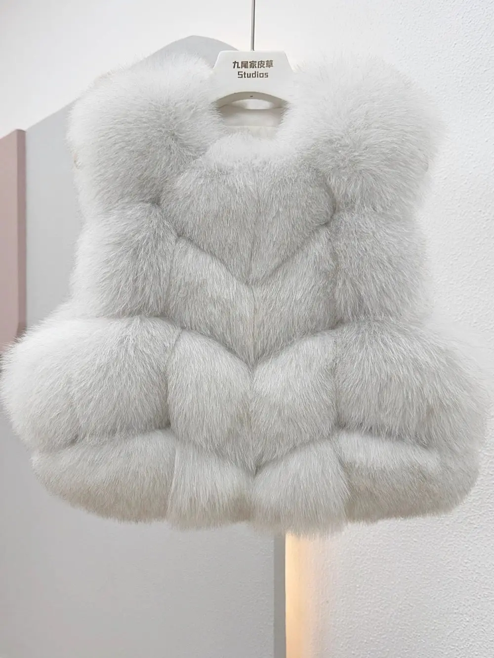 The 2025 winter new style of small bread short, fashionable and young whole leather fox fur vest coat is trendy for women