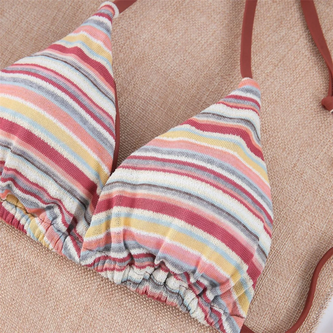 Gestreifter Bikini mit Rock, Neckholder-Design, Damen-Badebekleidung, dreiteiliges Bikini-Set, gepolsterter Badeanzug, Badebekleidung, Modell V8377. – Detail 4