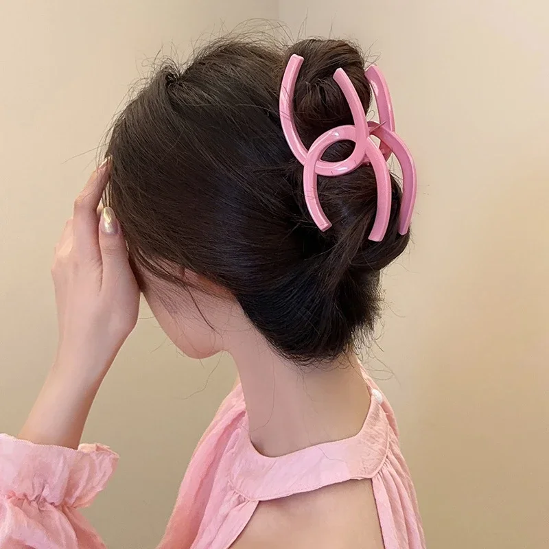 Simple and versatile, the Double C shark clip is a large hair grab clip headpiece on the back of the head girl hair accessoires