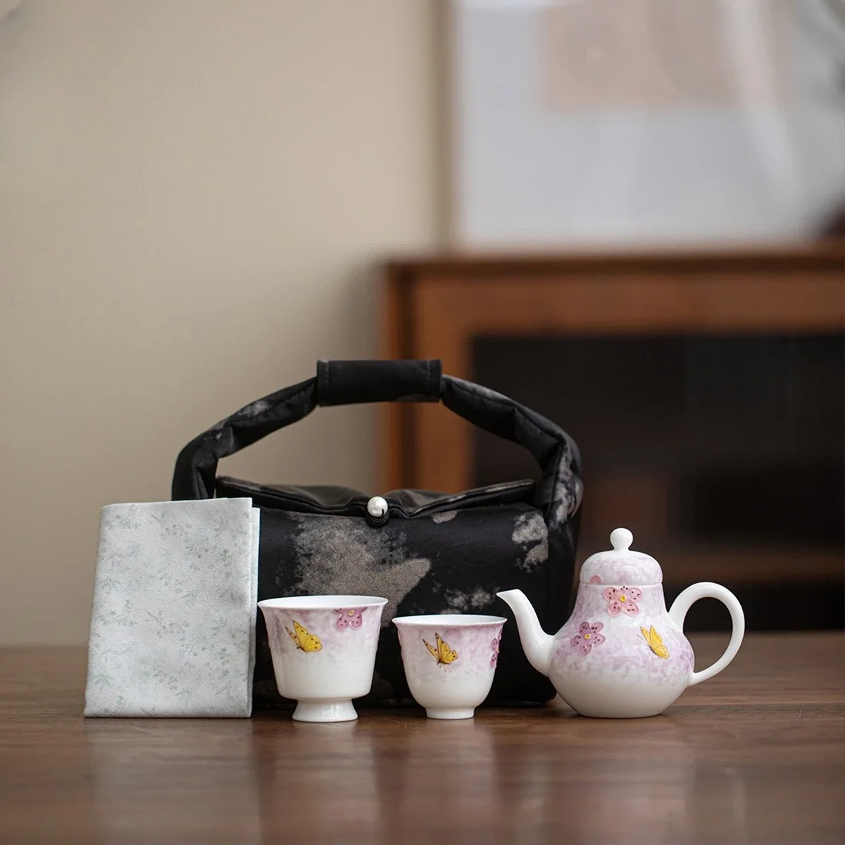 Underglaze Hand-painted Butterfly Teapot Kung Fu Tea Set Outdoor Travel Ceramic 1 Pot 2 Cups Bubble Teapot Set Home Decoration