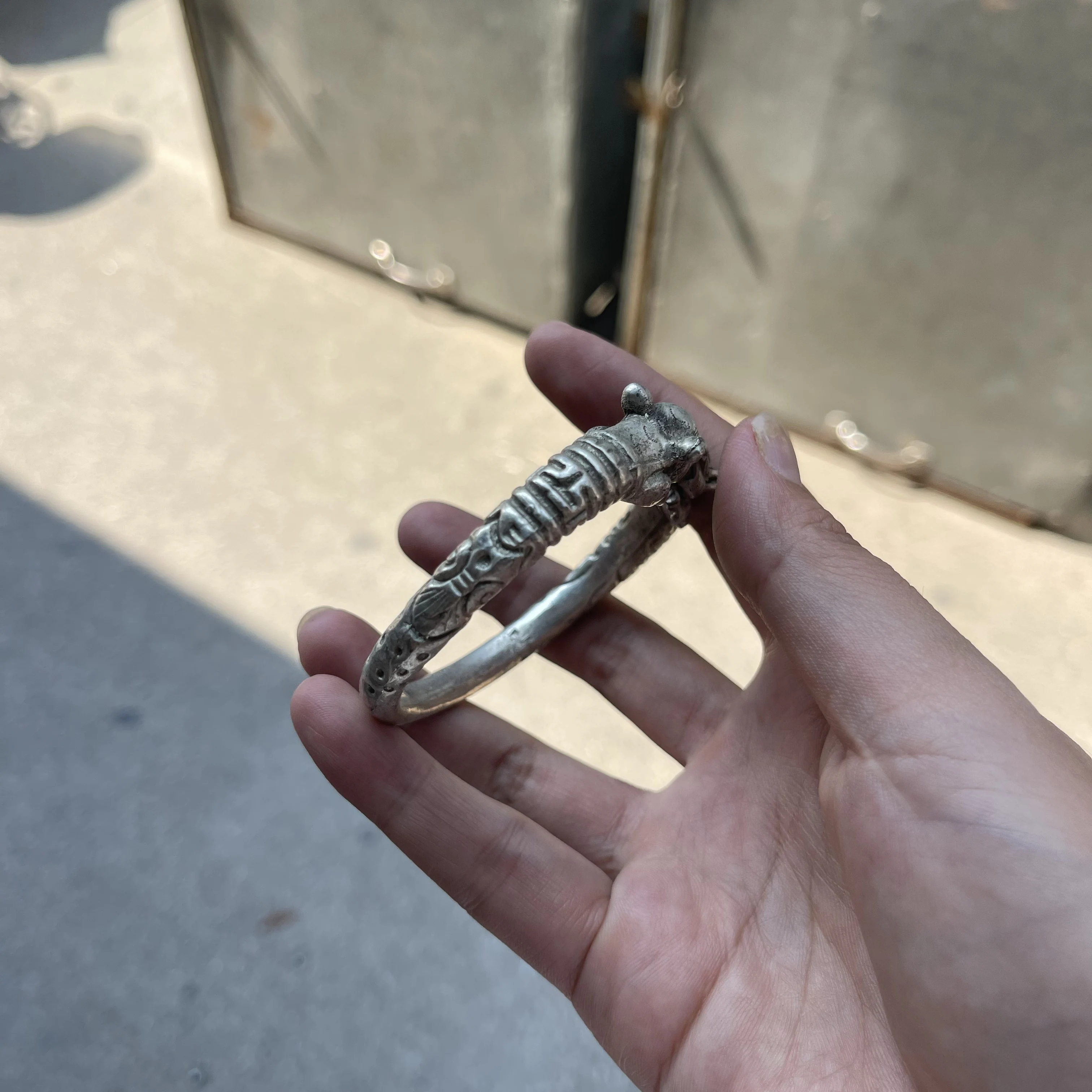 Vintage Chinese Style Double Beast Head Open Cuff Bangle Retro Oxidized Metal Carved Totem Bracelet Men Women Ethnic Hand Jewelr