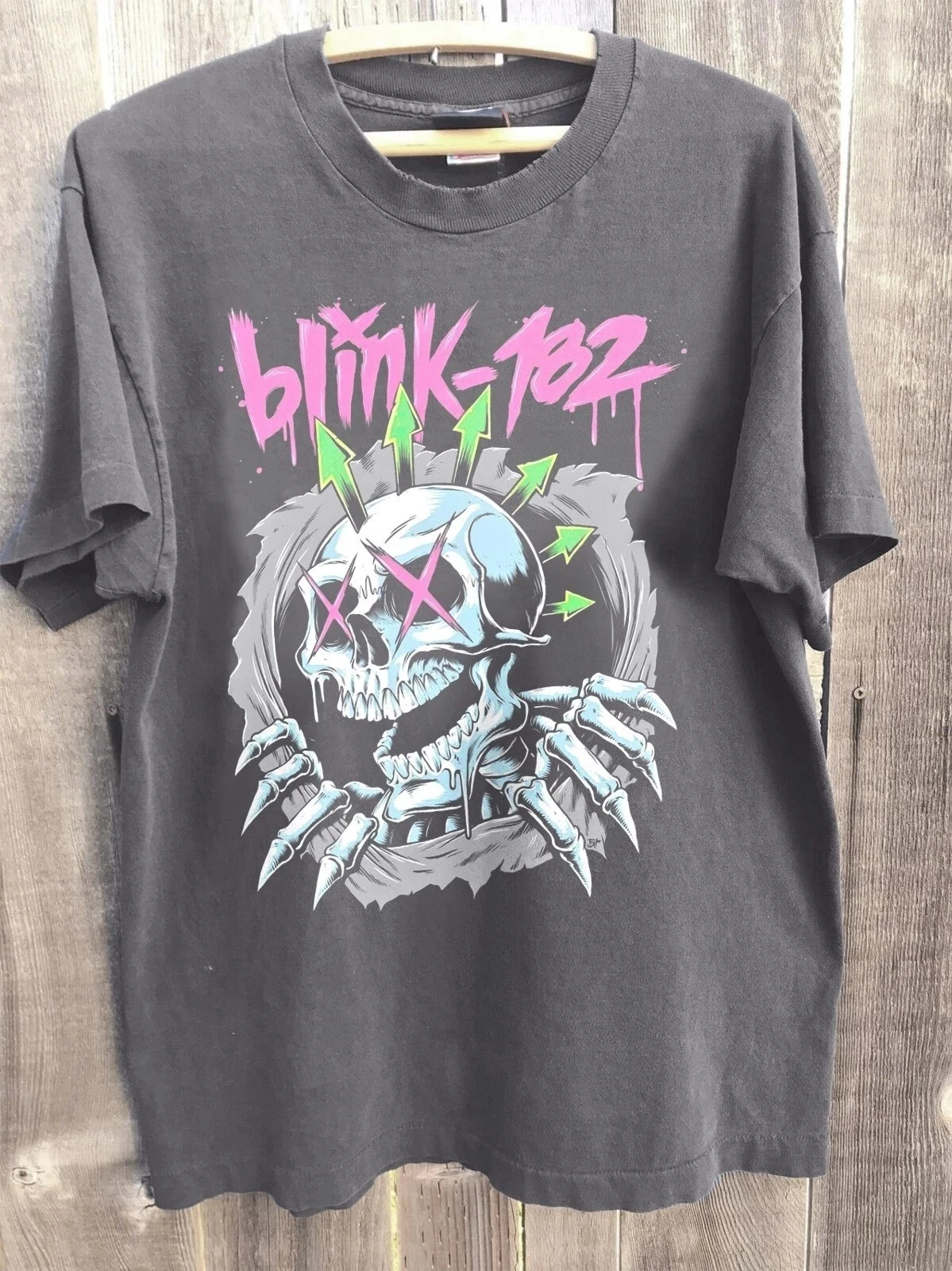 Camiseta unissex com estampa gráfica da banda americana Blink-182, cor carvão, roupas masculinas