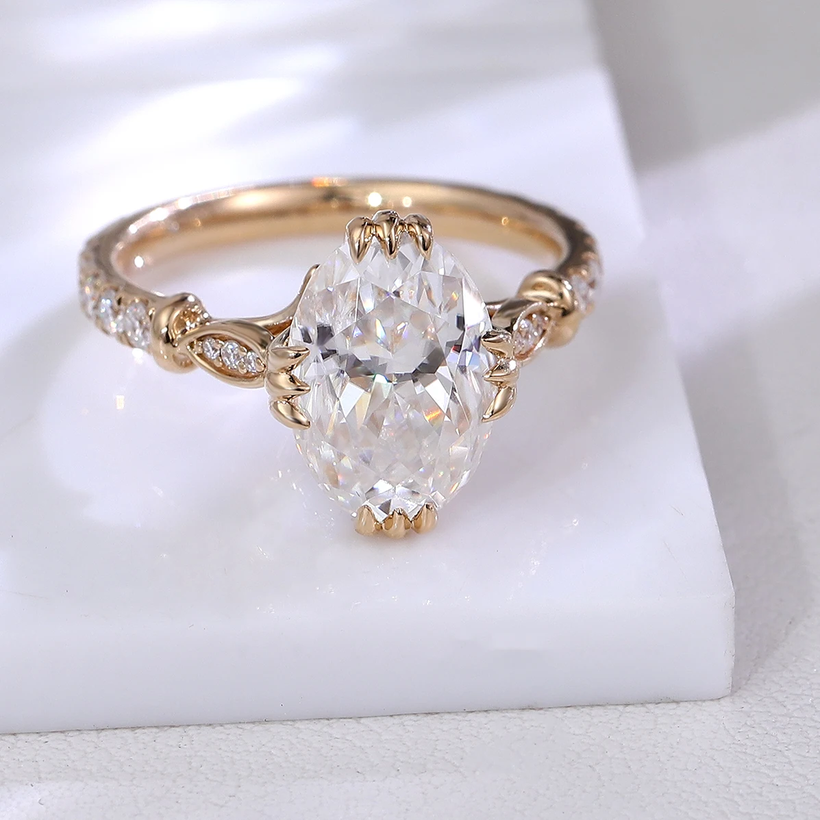 Anillo de compromiso de moissanita de corte ovalado de oro rosa con intrincados piedras botánicas y piedras laterales Anillo de novia de inspiración vintage para ella