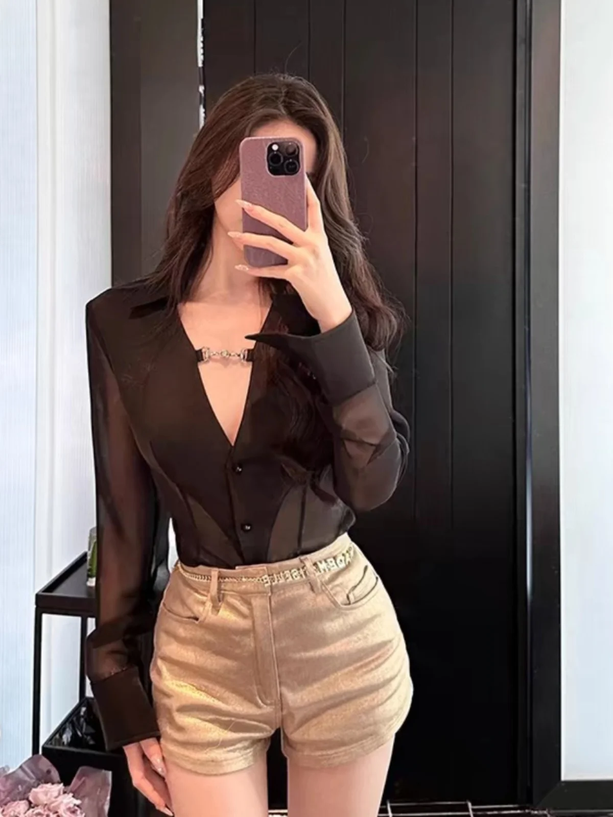 

Высококачественный черный атласный топ с V-образным вырезом и приталенной талией для женщин, полупрозрачный, из 100% полиэфирного волокна.