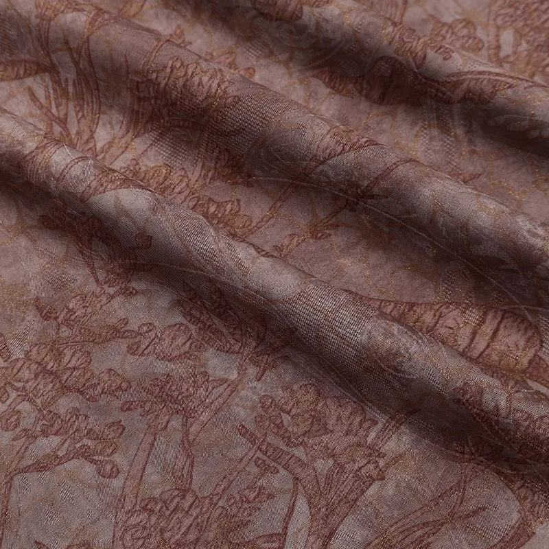 

Это весенне-летнее платье из 100% полиэстера с золотым тиснением и жаккардовым узором в новом китайском стиле.