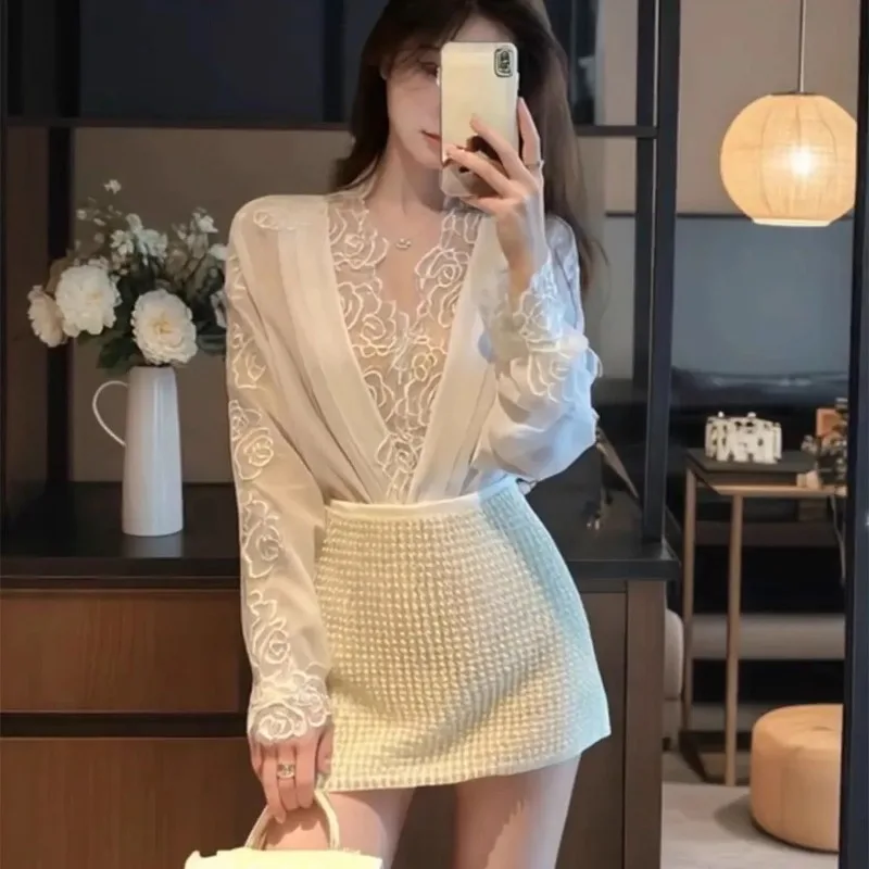 

Женская одежда Весенне-осенний тренд Сексуальное кружево с v-образным вырезом Женский вариант Тонкий Pure Desire Ветер с длинным рукавом Тонкий темперамент Темперамент