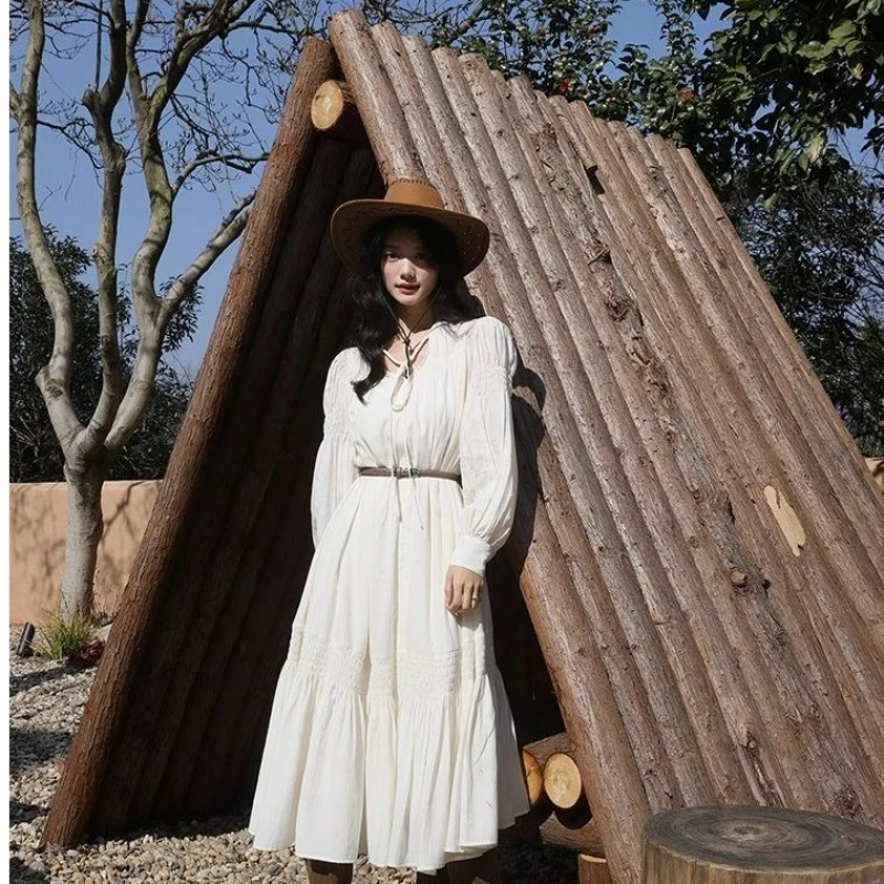 Sukienka Babydoll z długim rękawem, sznurowana, z dekoltem w serek, biała, długa, z temperamentem, nowa kolekcja wiosna-jesień 2025, Design Sense.