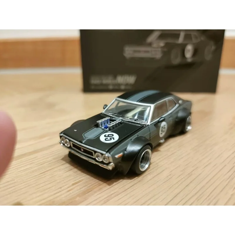 

В наличии 1:64 Hong Kong Auto Show Dartson Bluebird C130 и Skyline GT-R V8, модель автомобиля из сплава, игрушка для мальчиков, коллекционная коллекция для взрослых.