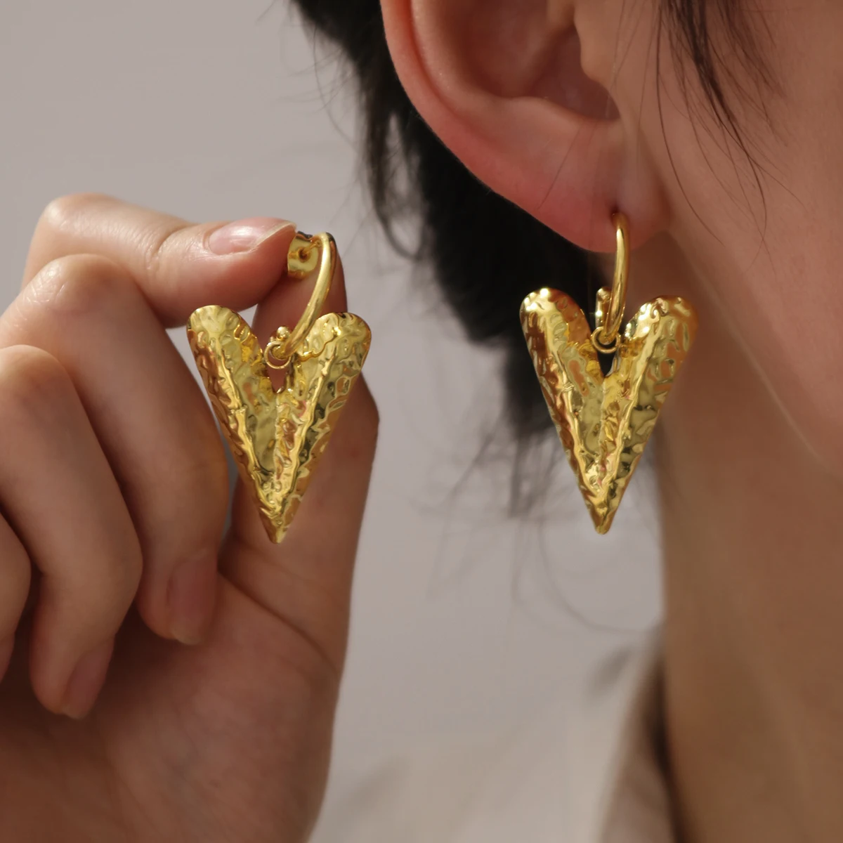 2025 جديد مقاوم للماء مطرقة من الفولاذ المقاوم للصدأ القلب Huggie هوب أقراط النساء خمر محكم الذهب اللون مجوهرات أنيقة