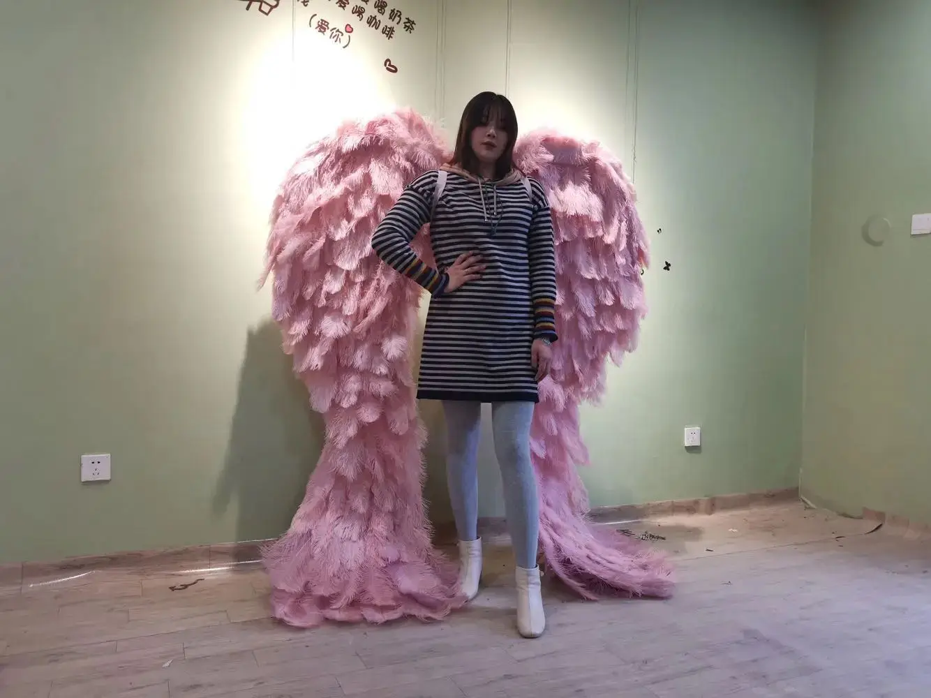 الطبيعية الأبيض النعامة ريشة أجنحة الملاك المتضخم الفاخرة حفل زفاف الدعامة مرحلة الأداء الملاك زي التبعي