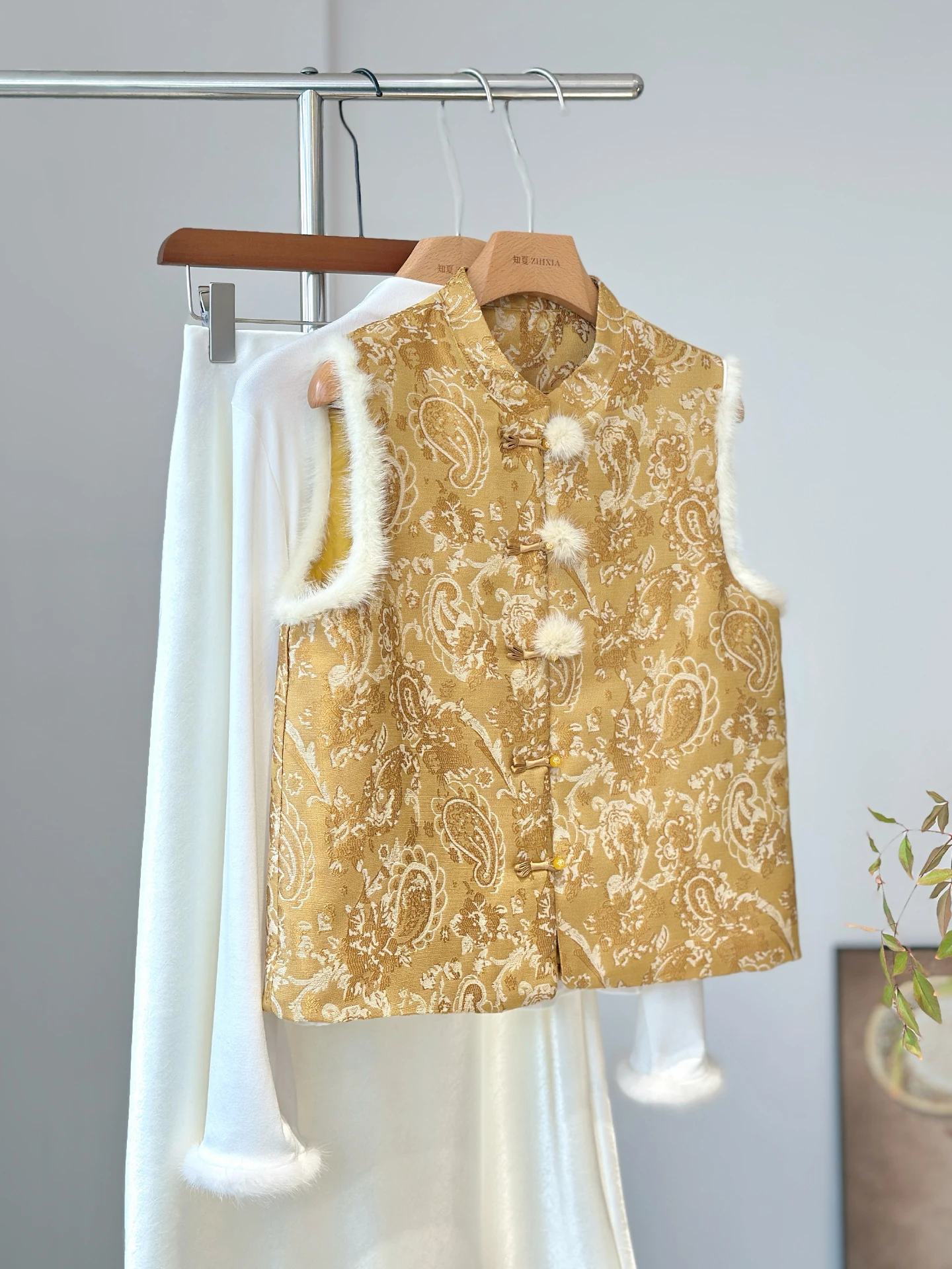 Yellow High-Grade New Chinese Style Song Dynasty Brocade Jacquard Vest Stand Collar Light National Quilted Outer Wear Western