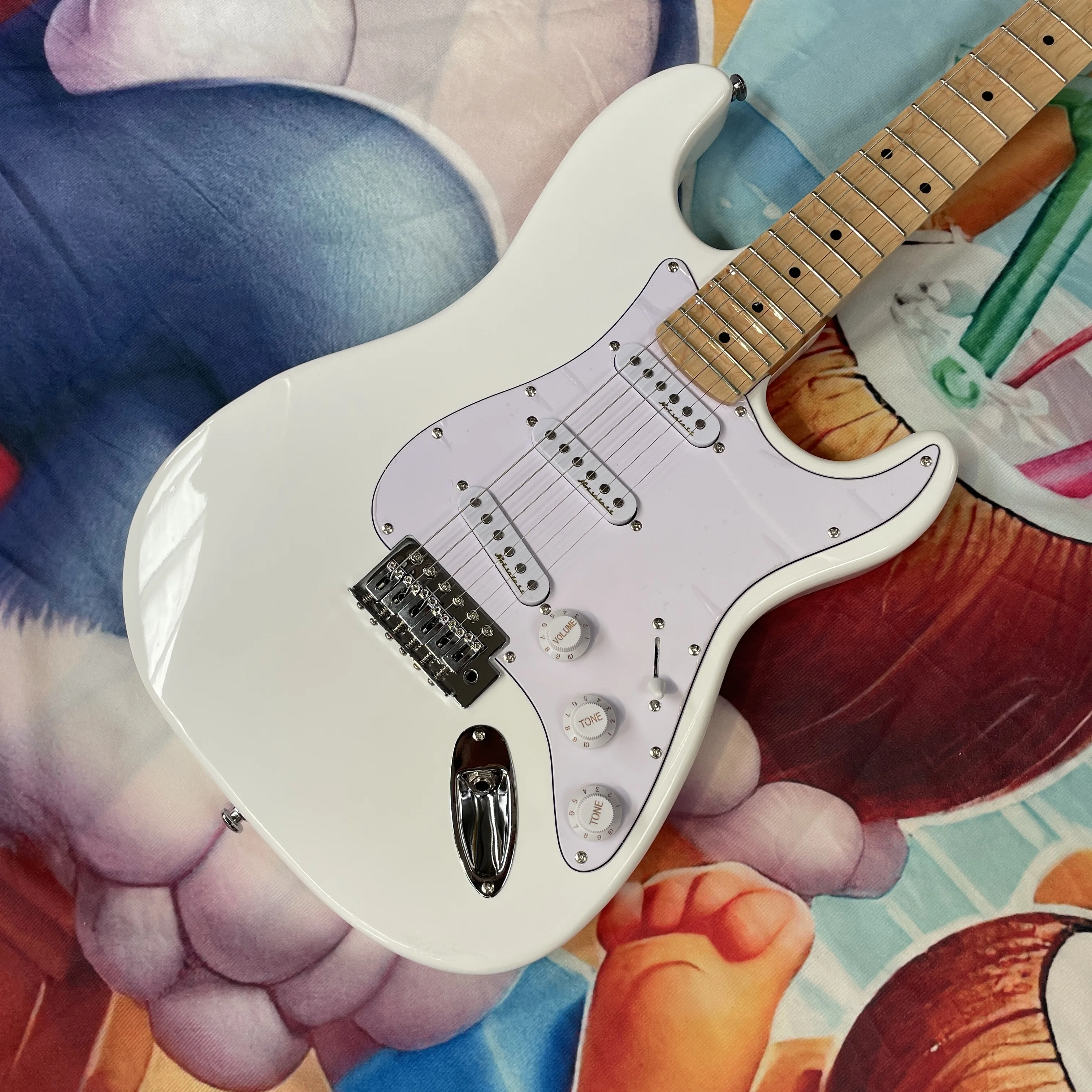 

6-струнная белая электрогитара с кленовым грифом, изогнутым корпусом и белой фурнитурой