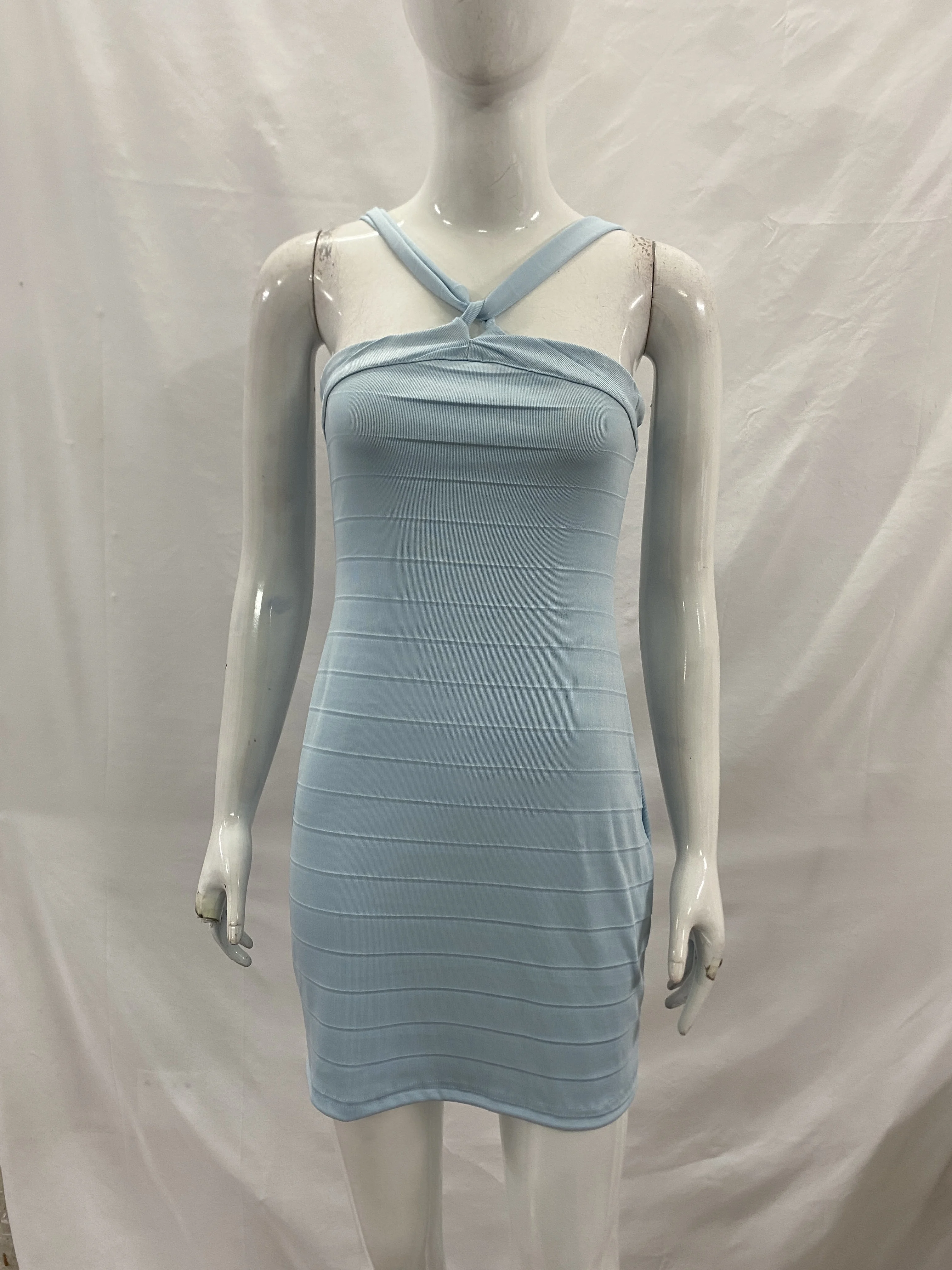 Sommermode, einfarbiges Kleid mit Bandagen-Design, Neckholder, freiliegender Rücken, schmal geschnitten, hüftumschmeichelnd, sexy. – Detail 8