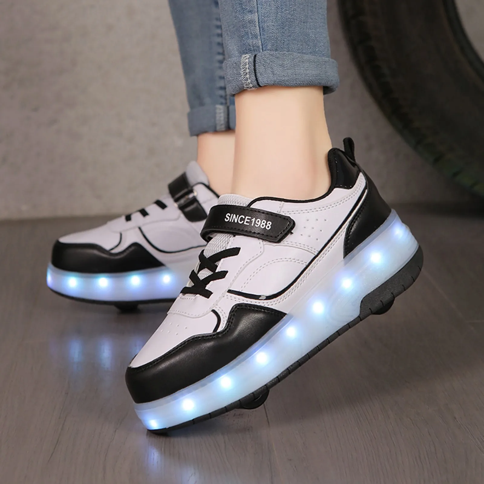 

Children Shoes Thick Soled Sneakers With Wheels Fashionable Light Shoes USB Rechargeable Skate Sneakers