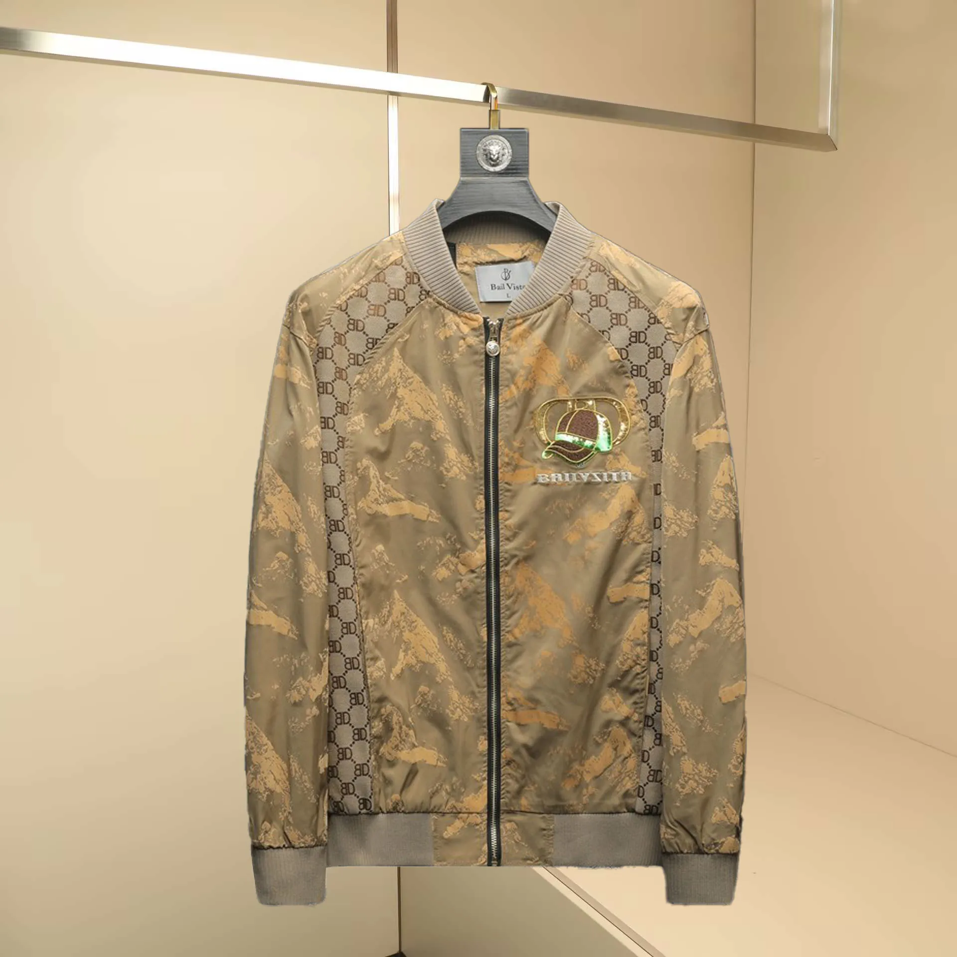 

Новая мужская куртка-бомбер 2025 года с воротником-стойкой, повседневная, молодежная, модная, с принтом, из полиэстера, дышащая, современная, на молнии, для весны и осени