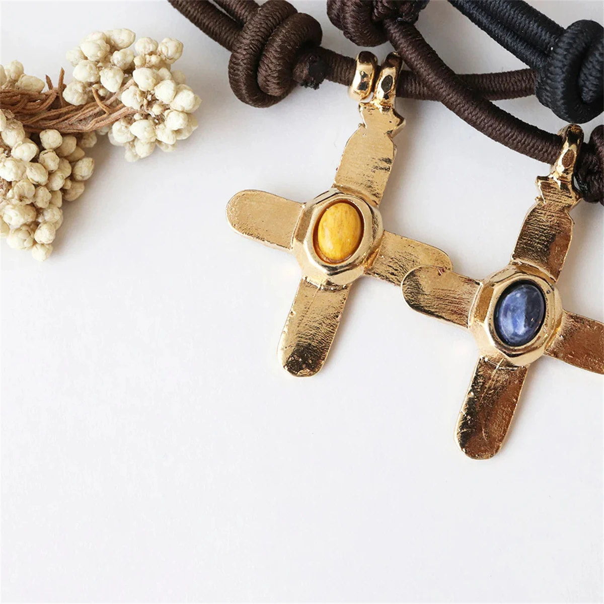 قلادة جديدة من الحجر الطبيعي متقاطعة من الفولاذ المقاوم للصدأ مع تحافظ على اللون مطلي بالذهب