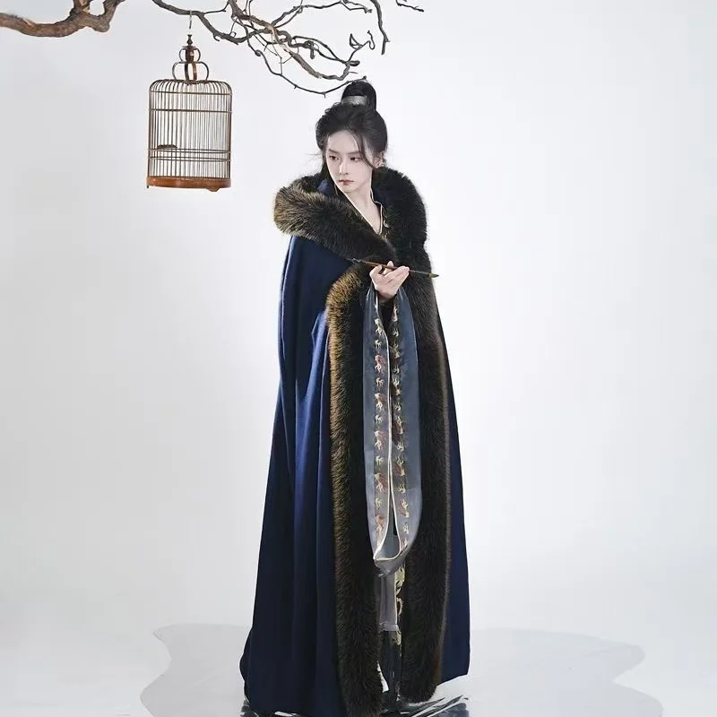 Winter Dikker Fluwelen Azuurblauwe Hanfu Mantel Heren Traditionele Lange Pluche Kraag Rand Gewaad Cool Stijlvolle Rijden Boogschieten Cape