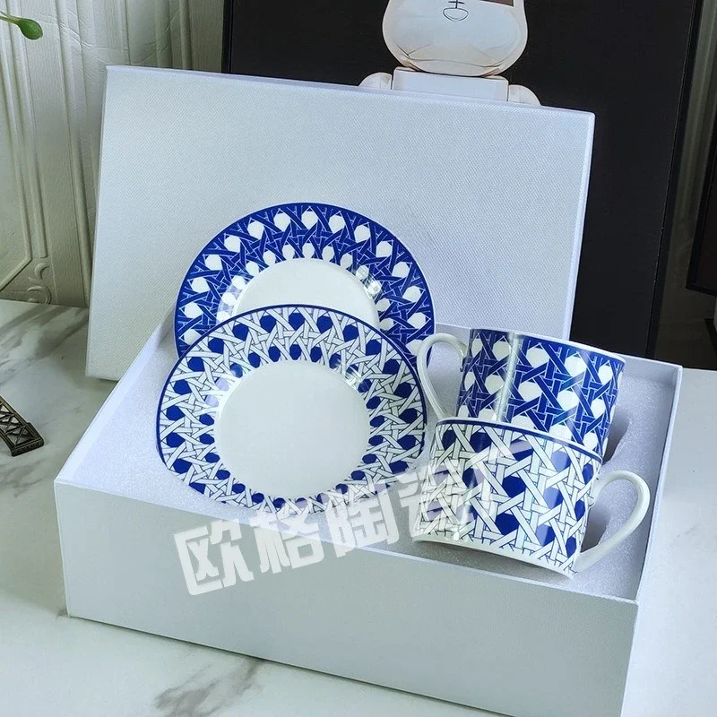 軽奢ミニマリストヨーロピアンコーヒーティーカップ＆ソーサーセット 2カップ2ソーサー エレガントなアフタヌーンティーテーブルウェア 高級ギフトボックス