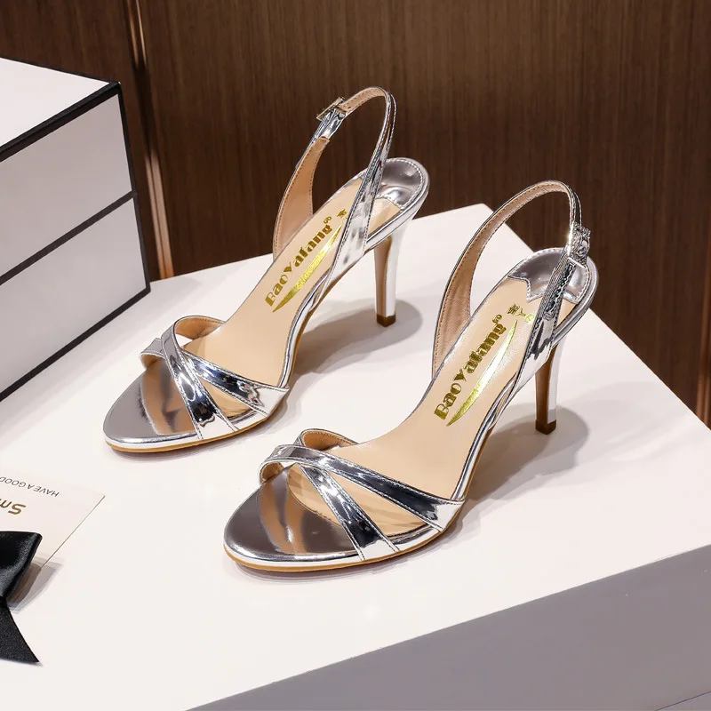 

Новые летние босоножки на высоком каблуке. Женские босоножки на тонком каблуке с перекрестными ремешками и открытым носком.