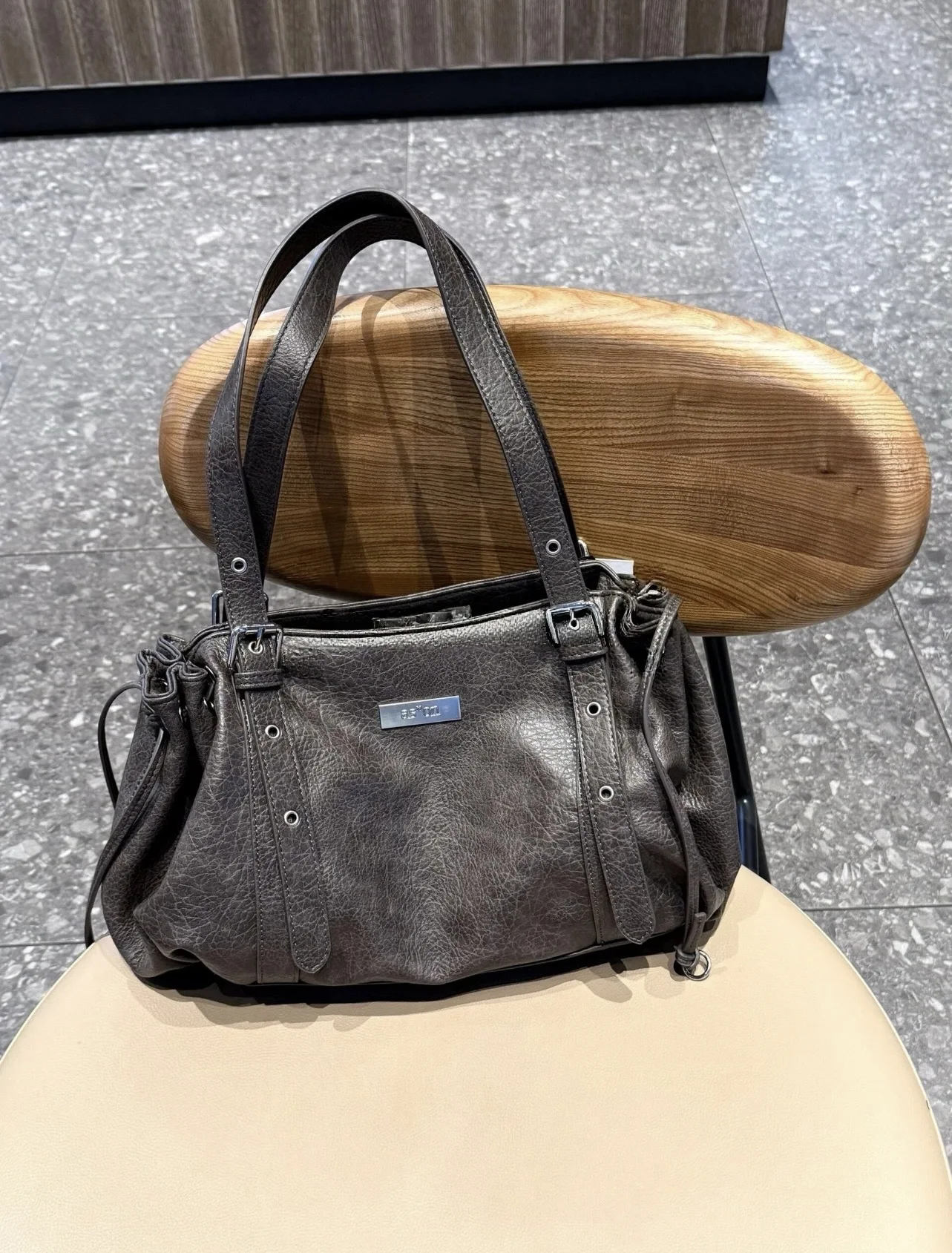 

Женская сумка-тоут из натуральной кожи с металлическим логотипом, однотонная, повседневная, простая, на одно плечо, в мотоциклетном стиле