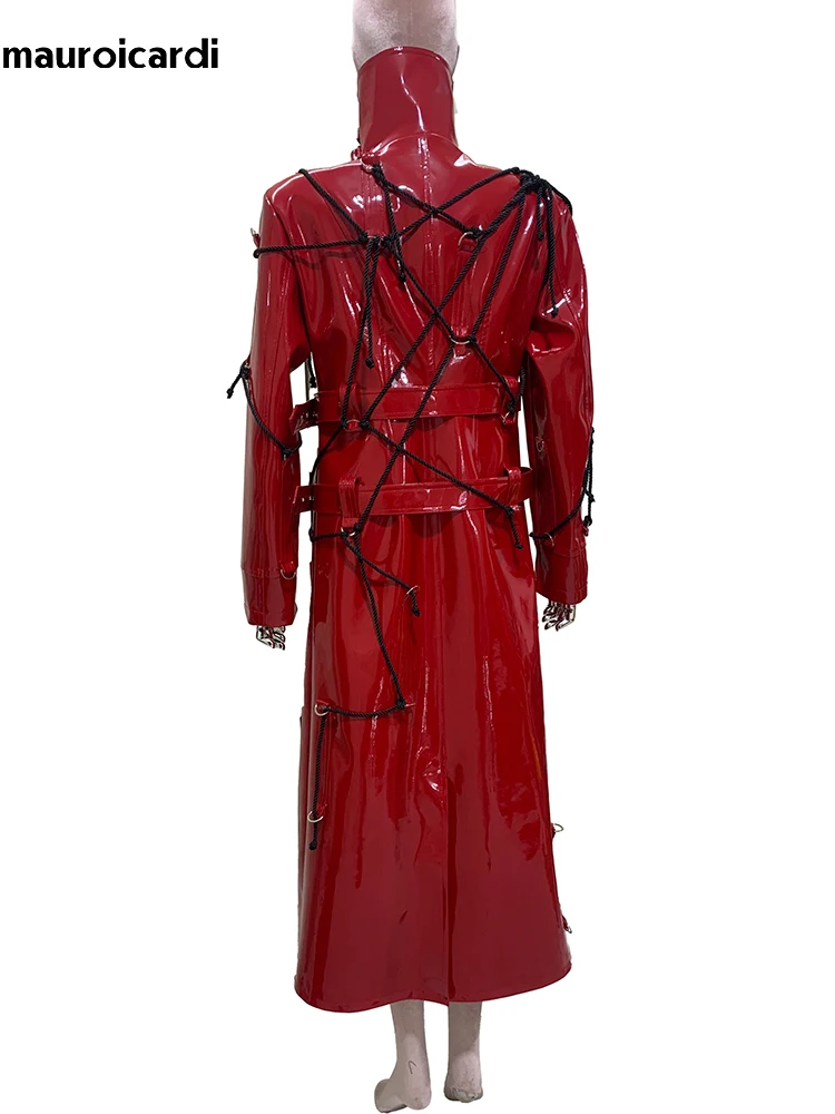Mauroicardi 秋クールロング光沢のある反射赤パテントフェイクレザーコート女性巾着ダブルベルトパンクスタイルの服