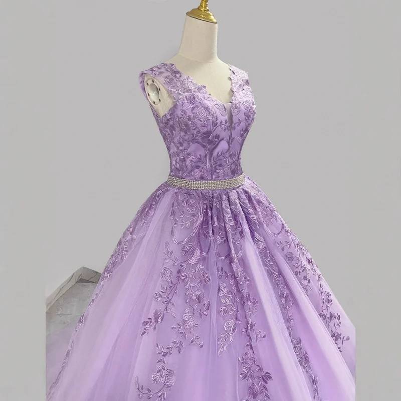 فستان سهرة أرجواني 2025 نمط جديد مثير فستان الأميرة بدون أكمام بالإضافة إلى حجم زي أداء الامتحان الفني