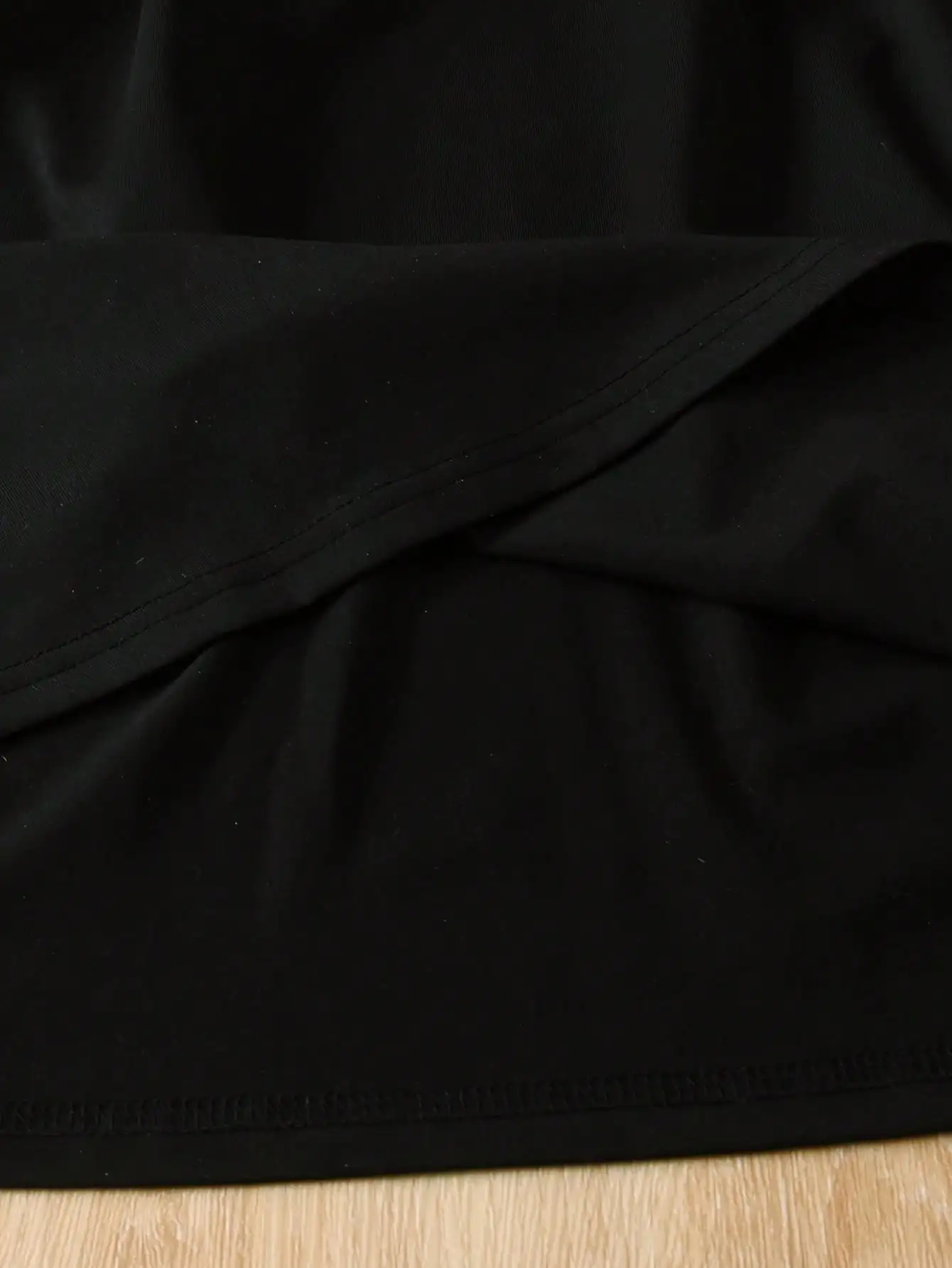Kinderbekleidungsset: Ausgehöhltes Rundhals-Langarmshirt + ärmelloses Rundhalskleid mit mittellangem Rock für Kinder – Detail 7