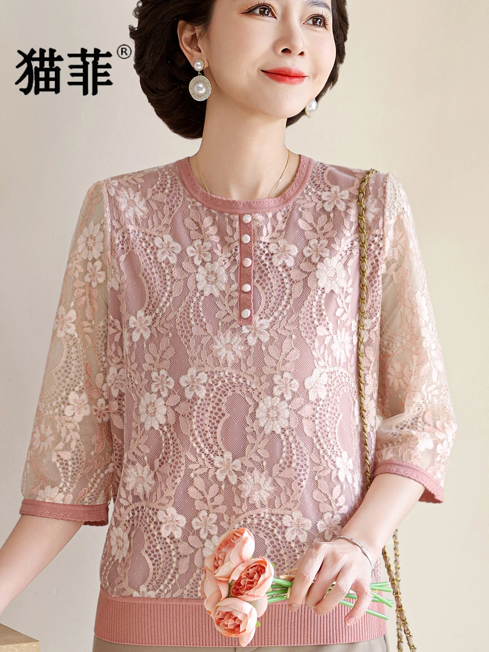 

Летняя кружевная футболка с V-образным вырезом и коротким рукавом для женщин среднего возраста, модный тонкий топ с круглым вырезом, одежда для мам, омолаживающий образ