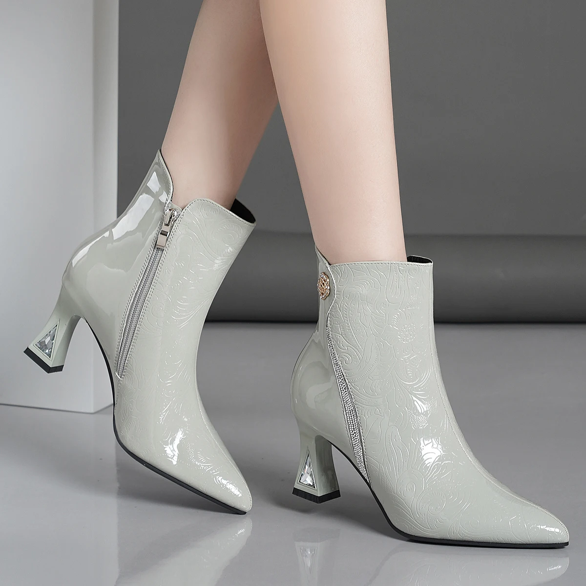 Elegant high-heeled fashion boots with simple pointed tips