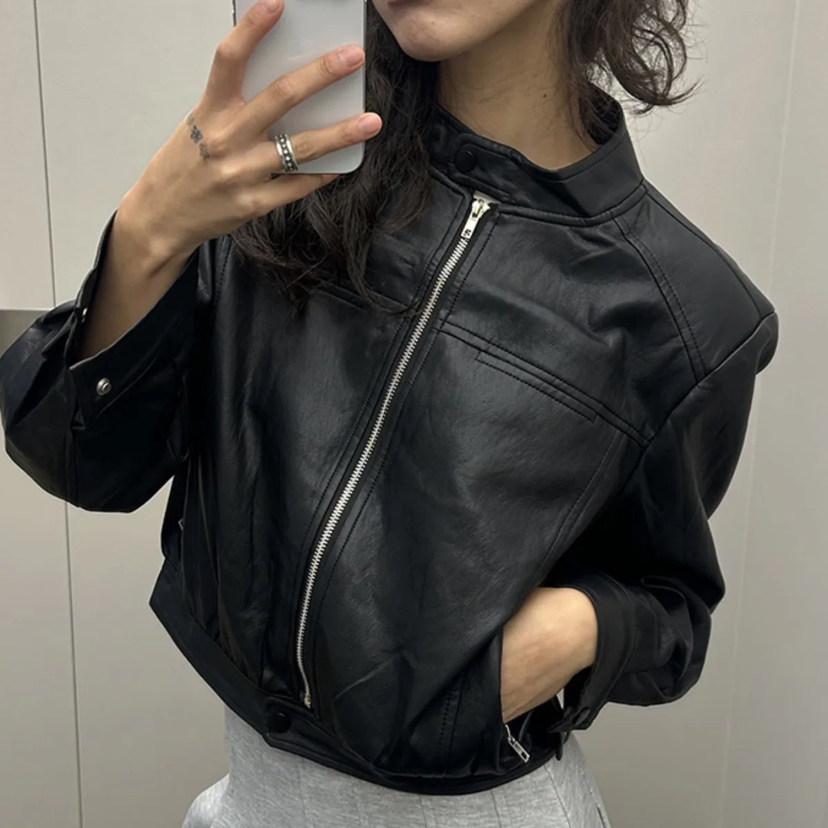 シックな秋冬用ハイカラーダブルブレストバイカージャケットPUレザーコート女性用ヴィンテージストレートチューブレギュラーフィット