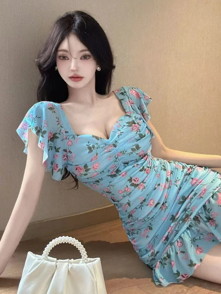 Vestido curto com estampa floral, saia psada , manga curta, decote em V, cintura alta, ajuste slim, camada base, decot...