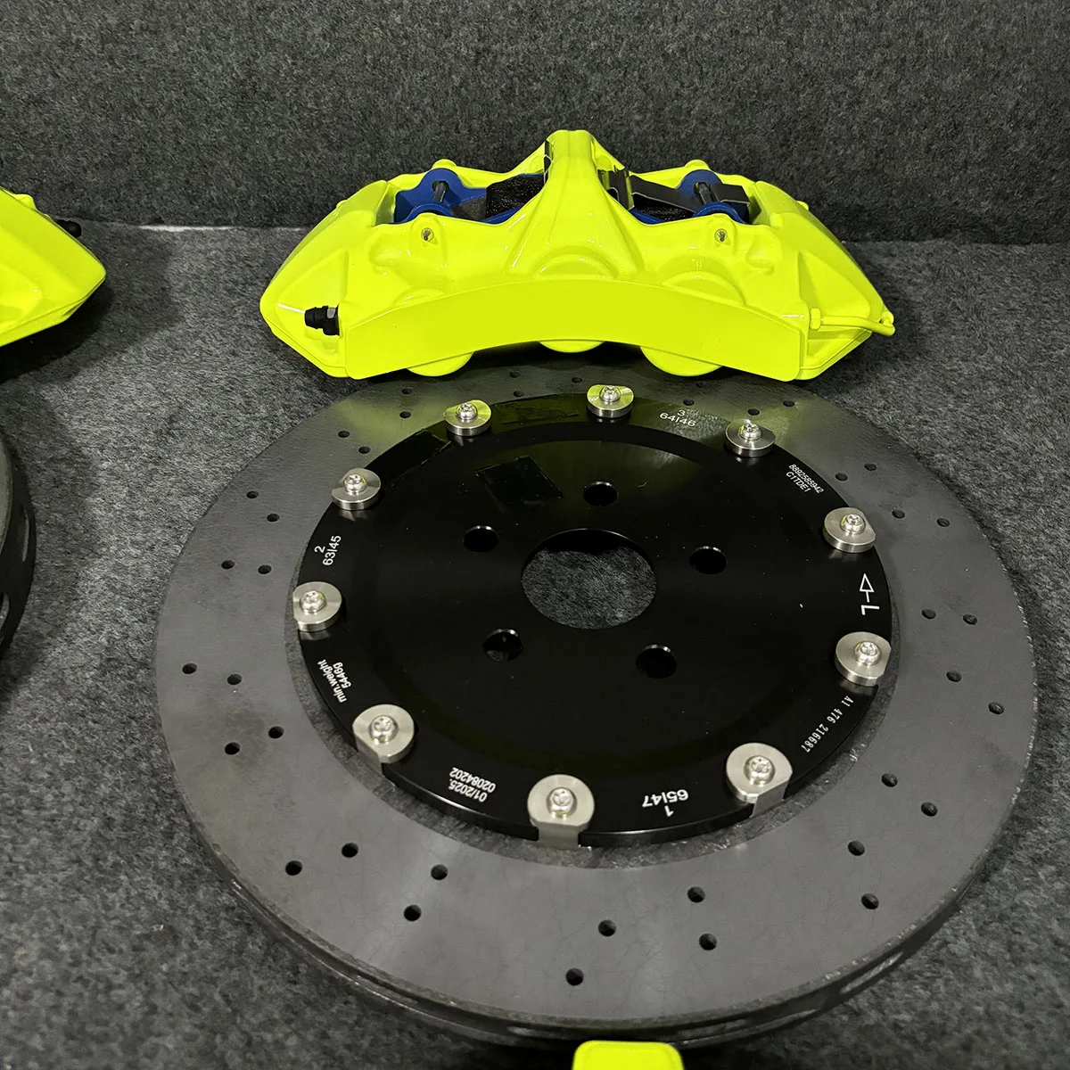 Light Weight Carbon Ceramic Brake Disc + 6 Piston Brake Caliper Mechanical Handbrake Carbon Ceramic Brake Rotors for Lexus CT200