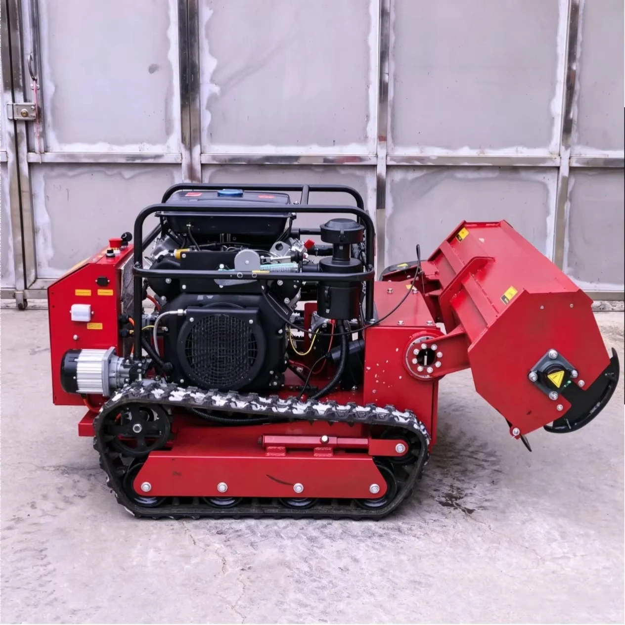 Industrial Crawler-type Lawn Mower Has a Cutting Width of 100cm to 120cm and Is Suitable for Steep Terrains.