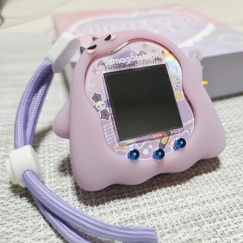 Disponibile Bandai Tamagotchi Uni Electronic Pet Purple Little Devil Custodia protettiva in silicone con adesivi e cinturino da polso