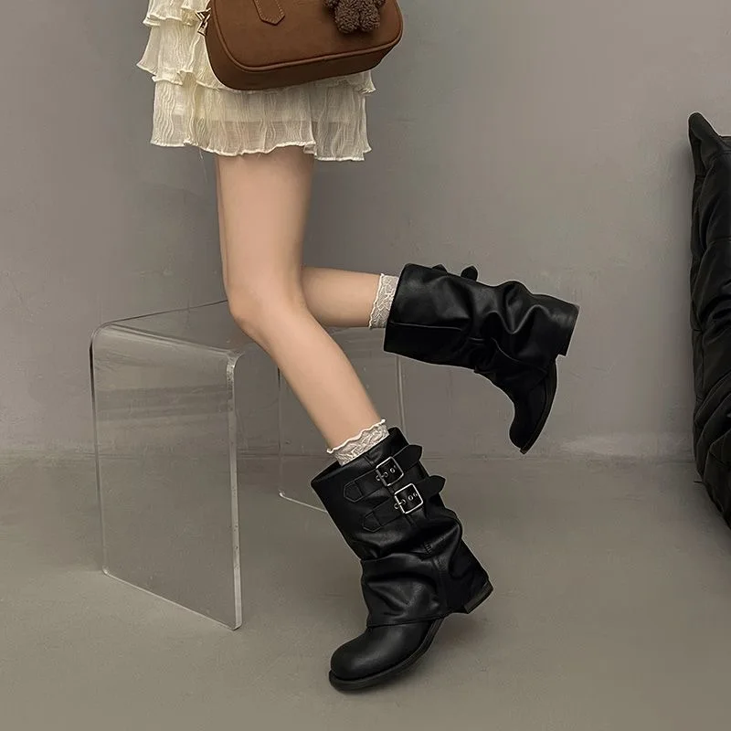 Damen Wadenhohe Faltenstiefel Motorradstiefel mit Doppelter Schnalle Blockabsatz Quadratischer Absatz Retro Kunstleder Schlupfstiefel Plissierte Biker Boots Streetwear Lässige Modische Elegante Halbstiefel Herbst – Detail 5
