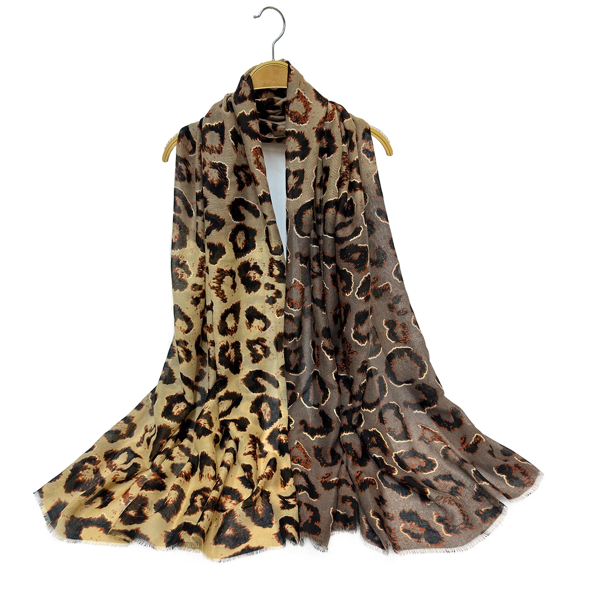 A women\'s leopard print bronzing fashion scarf, a versatile casual scarf suitable for daily life