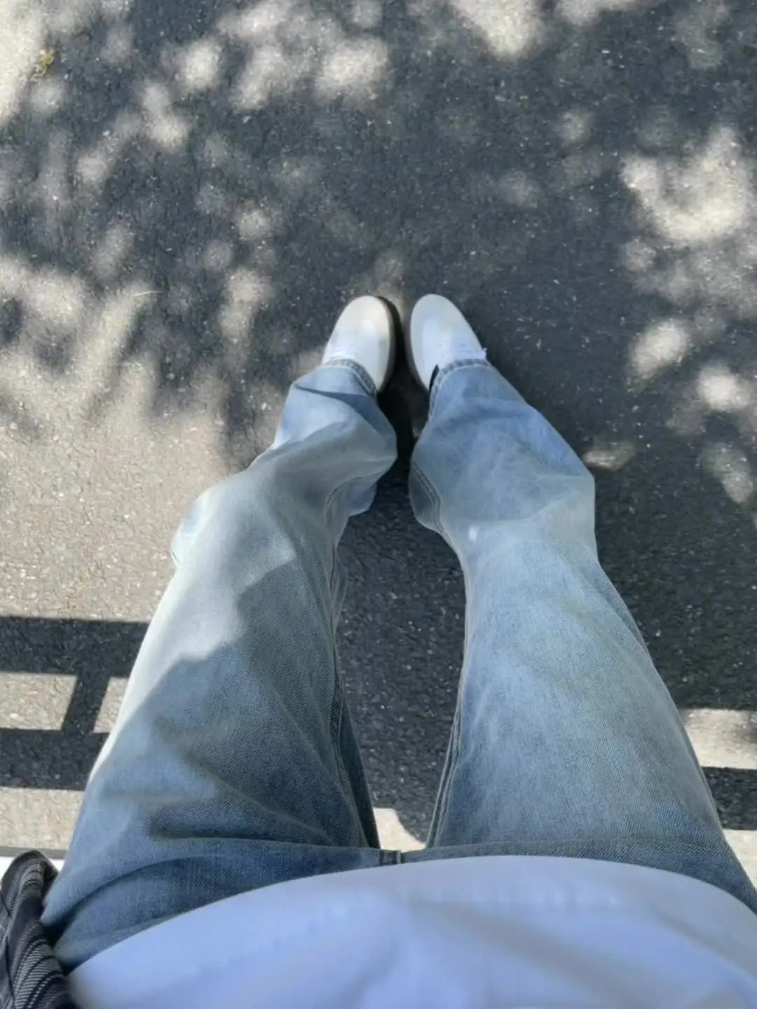 

Мужские летние тонкие джинсы в американском стиле, цвет «ледяной синий», прямые, с легким расклешением, средней высоты посадки, с эффектом потертости