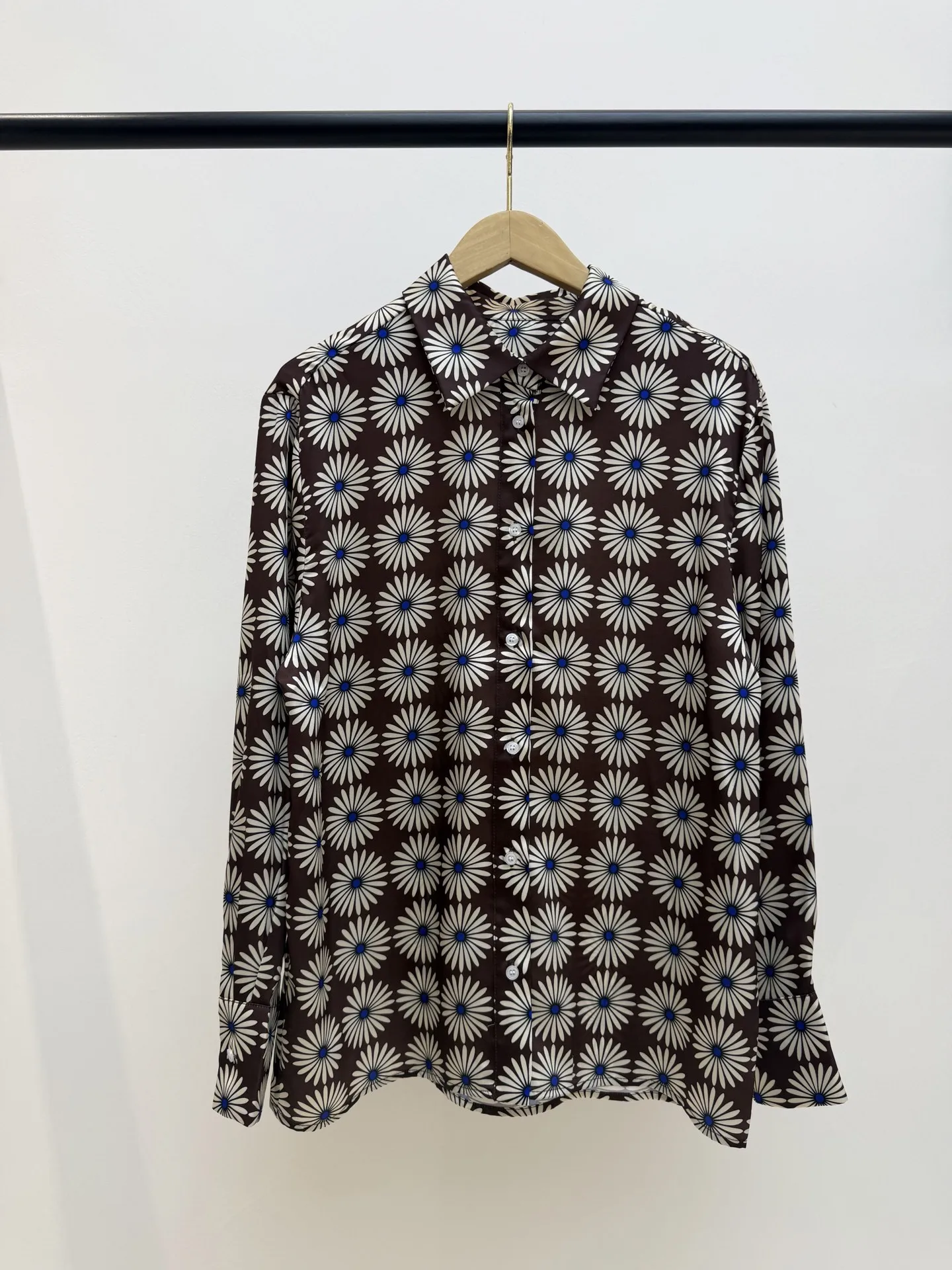 

Женская коричневая рубашка с принтом ромашек, отложным воротником, на одной пуговице, свободного кроя, с длинными рукавами, ранняя весна 2026