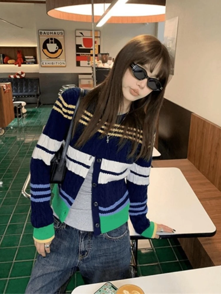 سترة نسائية كورية مخططة على طراز Preppy لربيع وخريف 2025 سترة محبوكة واحدة الصدر برقبة دائرية ملابس خروج كلاسيكية Y2k