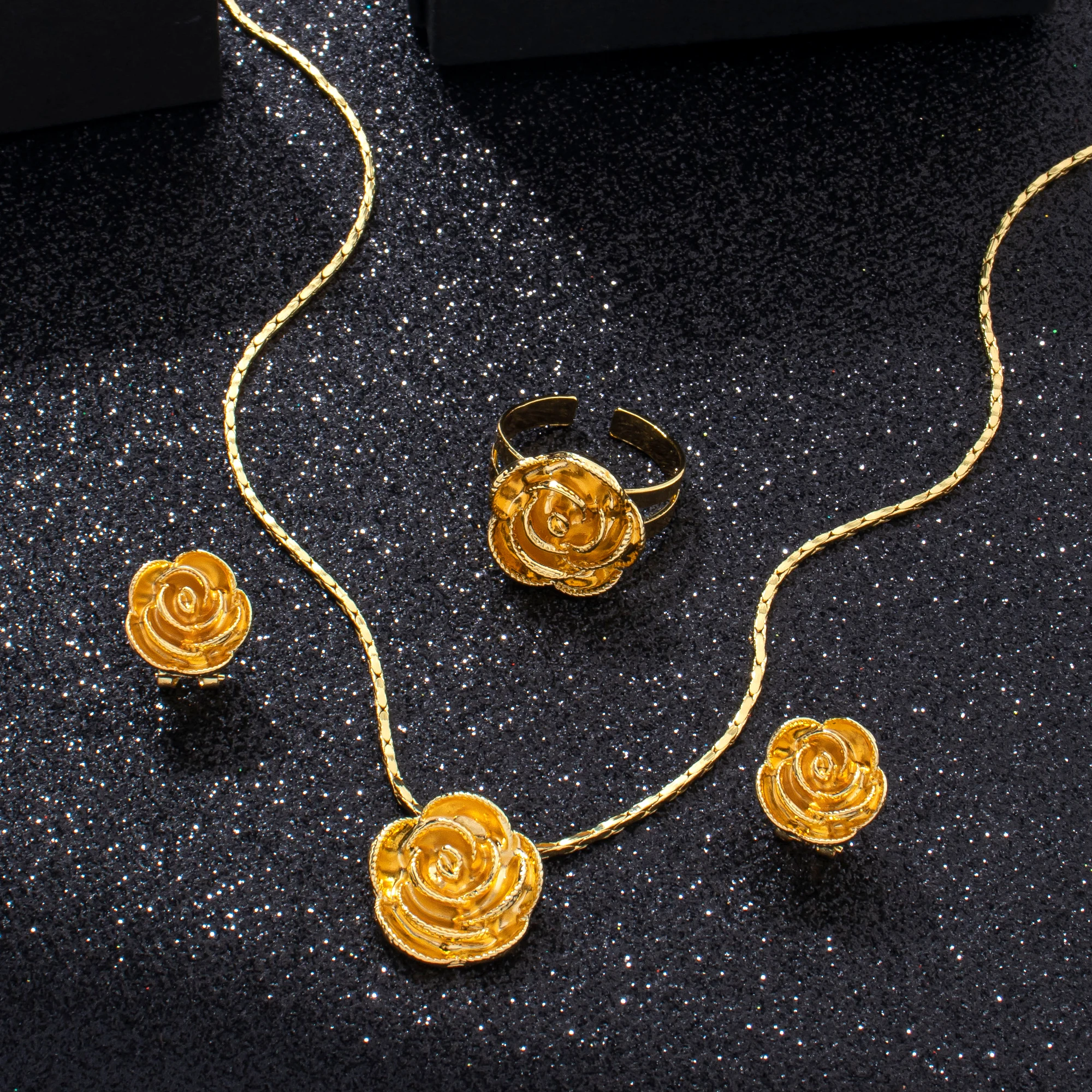 YM Jewelry 3-teiliges Schmuckset mit goldenen Rosenblüten, bestehend aus Halskette, Ohrringen und Ring, eleganter Schmuck für Damen, geeignet für formelle und alltägliche Anlässe, Geschenkidee. – Detail 6