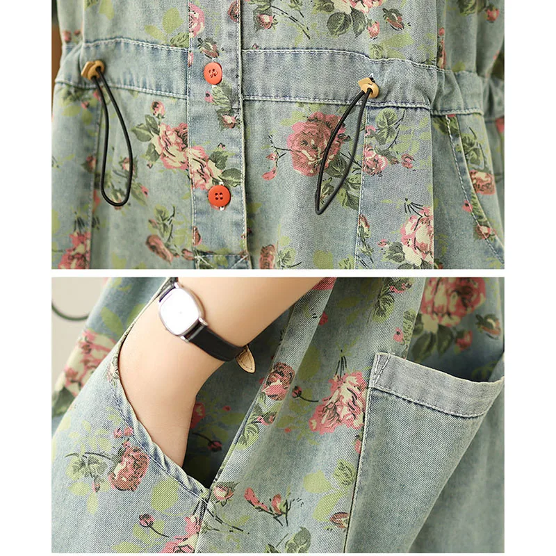 بدلة قفز صيفية غير رسمية موديل 2025 بياقة قميص من قماش الدنيم سراويل بخمسة أرباع مع جينز أنيق مطبوع عليه زهور للسيدات