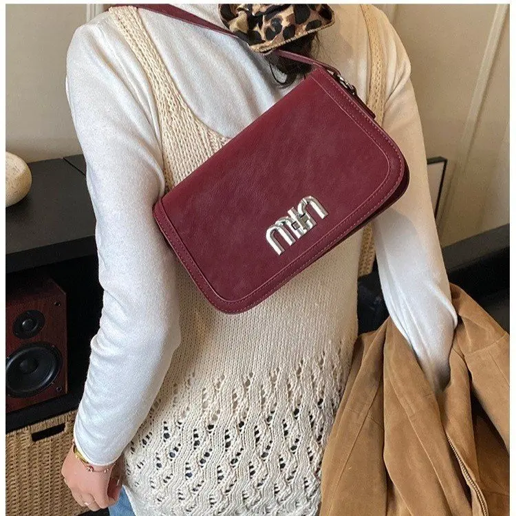 

Новая модная женская сумка-кроссбоди 2026 года: маленькая квадратная сумка на плечо с премиальной текстурой и уникальным дизайном