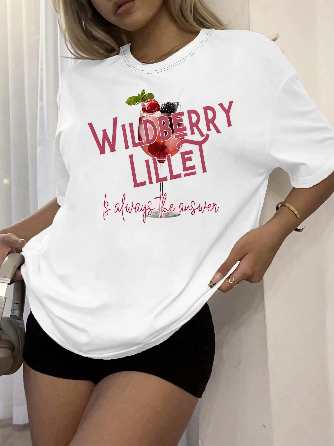 

Модная повседневная футболка больших размеров Wildberry Lillet с коктейльным рисунком