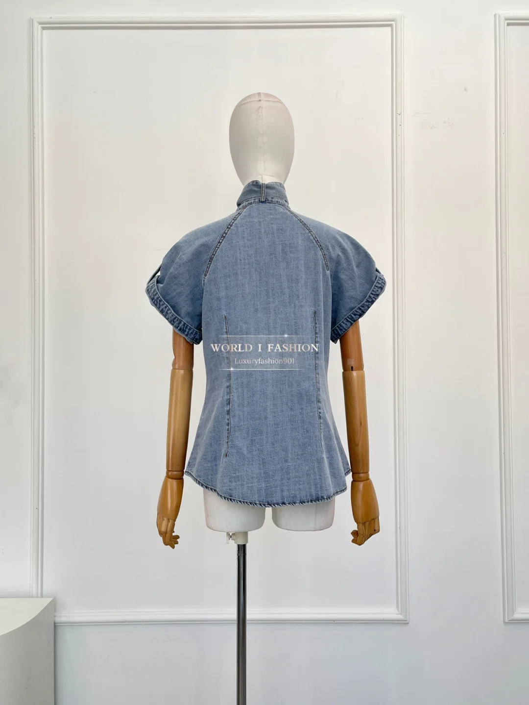 بلوزة بشريط بأكمام قصيرة من قماش الدنيم الأزرق الأنيق الجديد لعام 2025 ومجموعة سراويل من الدنيم الأزرق #1