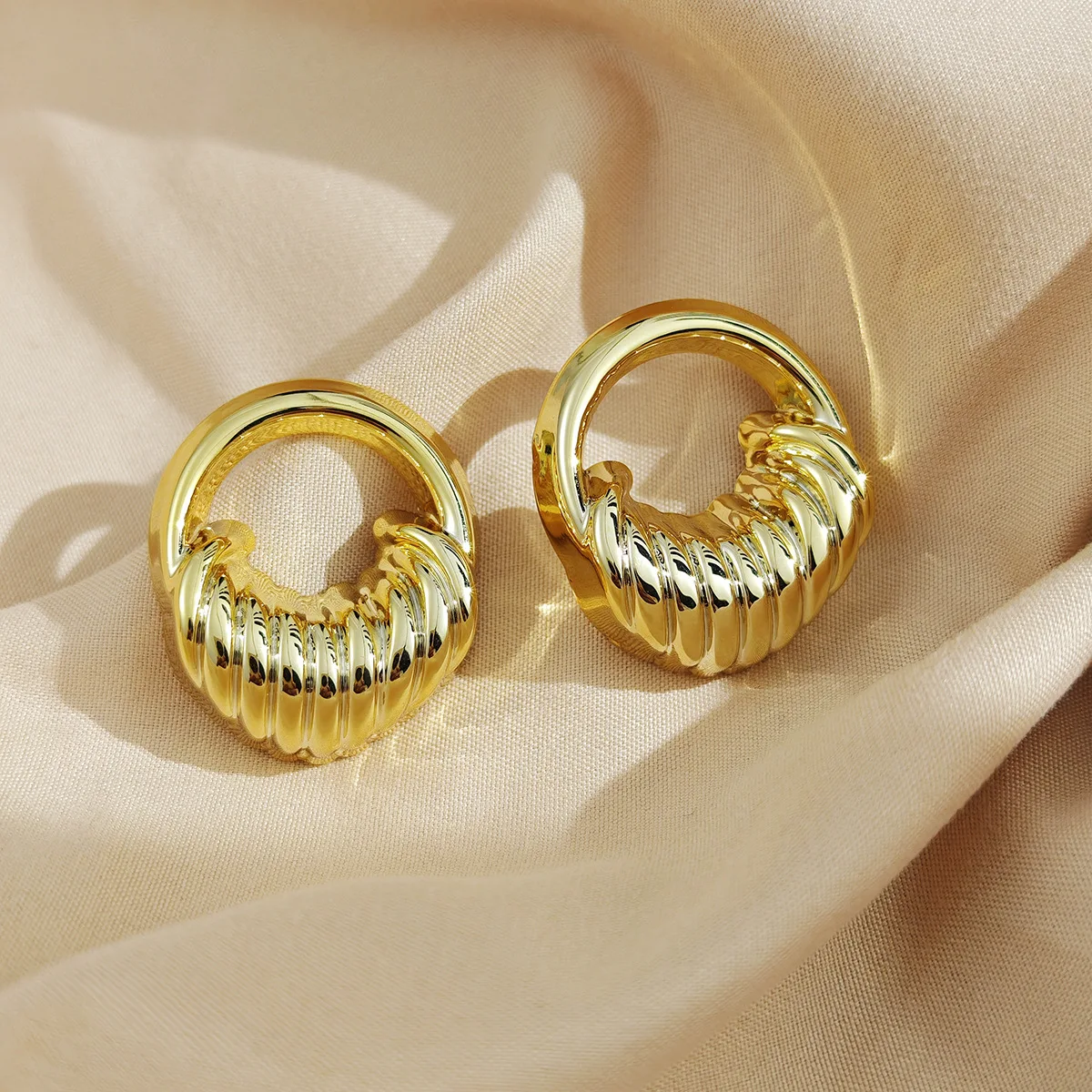 Alternative Gothic Resin Geometric Earrings Vintage Woven Texture Design Metallic Finish Stud Earrings Y2K Chic Women's Jewelry