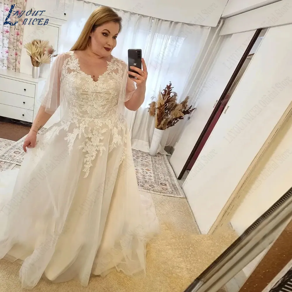 LAYOUT NICEB Appliques Plus size V-hals bruidsjurken A-lijn rugloze bruid jurken back-kant op maat gemaakte vestidos de fiestaLAYOUT NICEB Appliques Plus size V-hals bruidsjurken A-lijn rugloze bruid jurken back-kant o