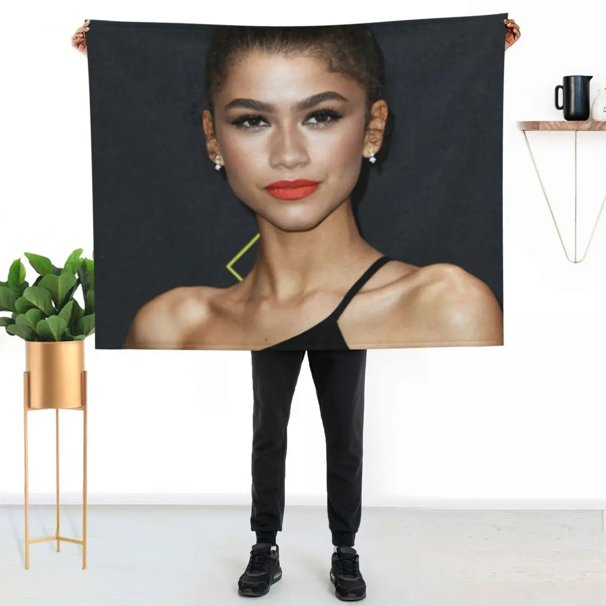 Zendaya Coleman parecia descolada com o cobertor macio de cor sólida para sofá e cama.