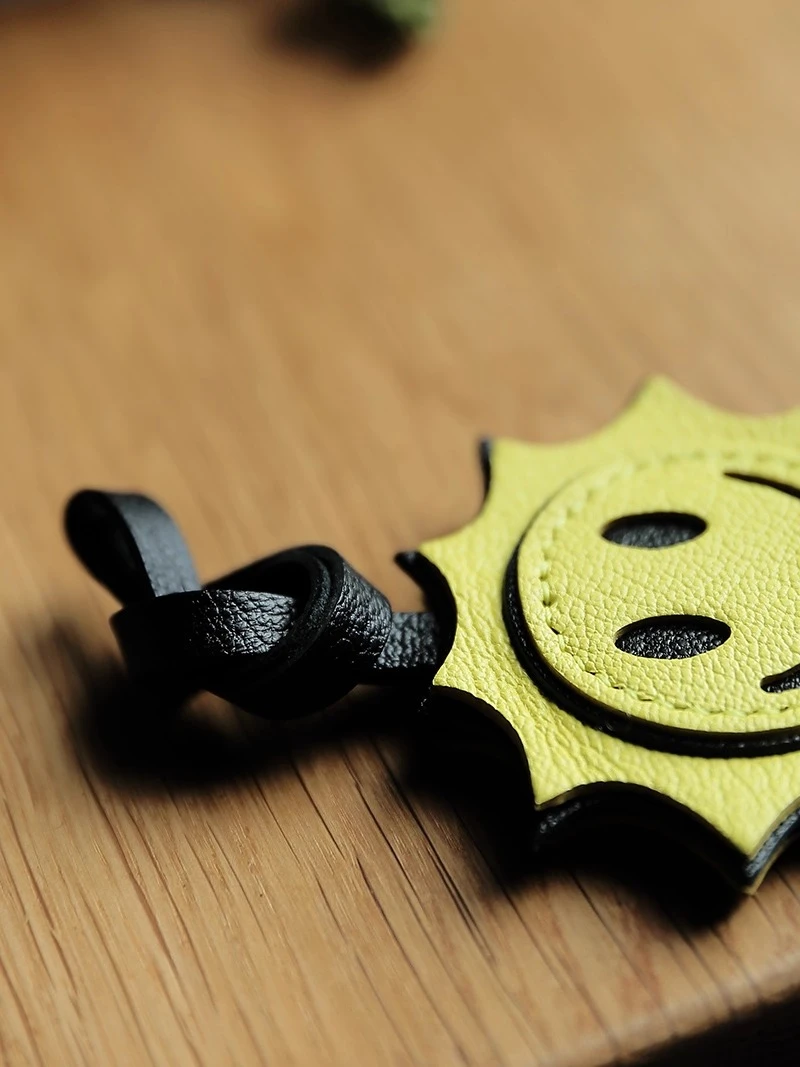 قلادة Little Sun، سلسلة مفاتيح من الجلد الطبيعي مصنوعة يدويًا نقية، حقيبة من جلد الغنم الفرنسي، حقيبة قلادة للهاتف.