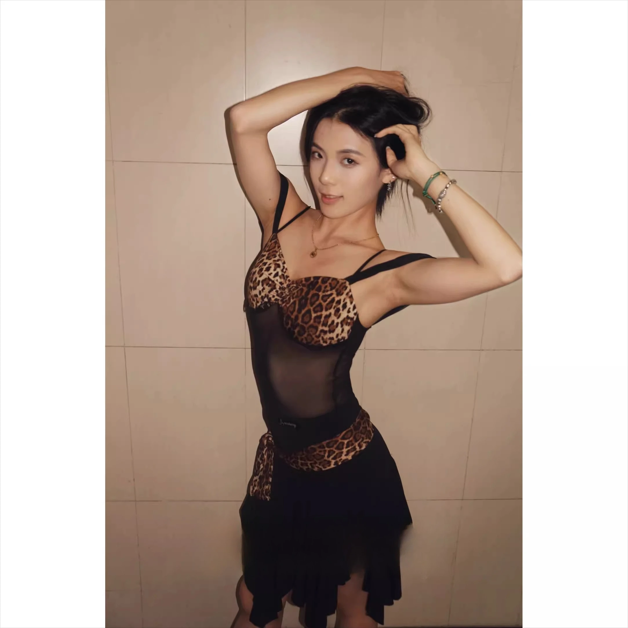 ชุดเต้นรำละตินสำหรับผู้หญิงจากสหราชอาณาจักร ลายเสือดาว เสื้อแบบผูกคอ ดีไซน์หรูหรา สำหรับฝึกซ้อมและการแสดงในงานเต้นรำบอลรูม