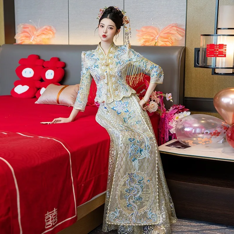 

Золотое свадебное платье, выполненное с тщательной проработкой деталей, с изображением феникса, для тостов в китайском стиле.